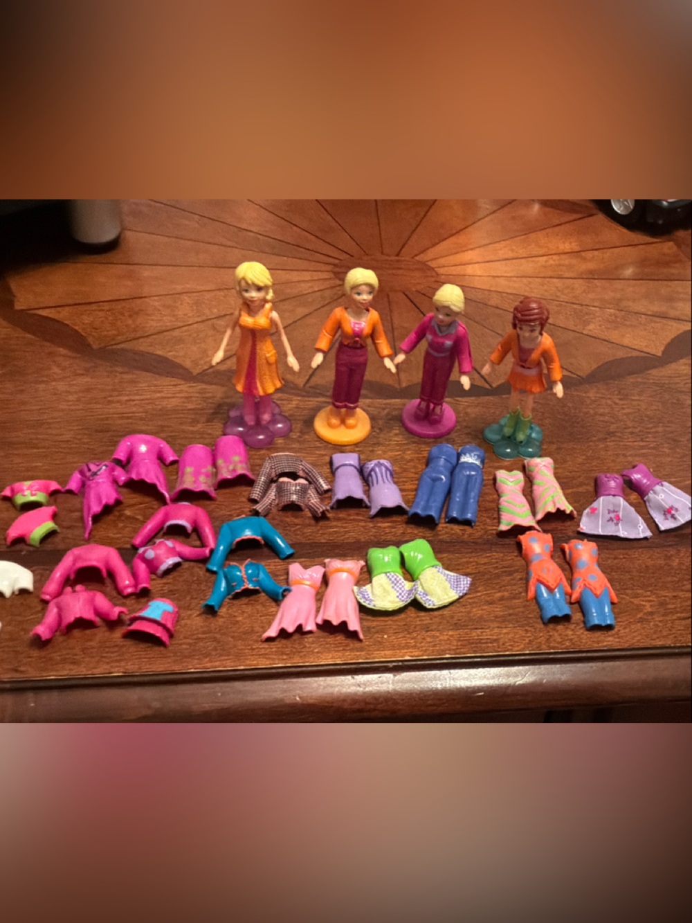 Polly Pocket 4 Magnetic Dolls with extra magnetic outfits